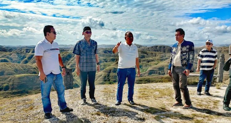 Ketua Umum KONI Pusat Marciano Norman (tengah) bersama pemangku kepentingan lainnya saat meninjau venue yang akan digunakan pada PON 2028 di Sumba Timur, Nusa Tenggara Timur, Minggu (19/7/2026)