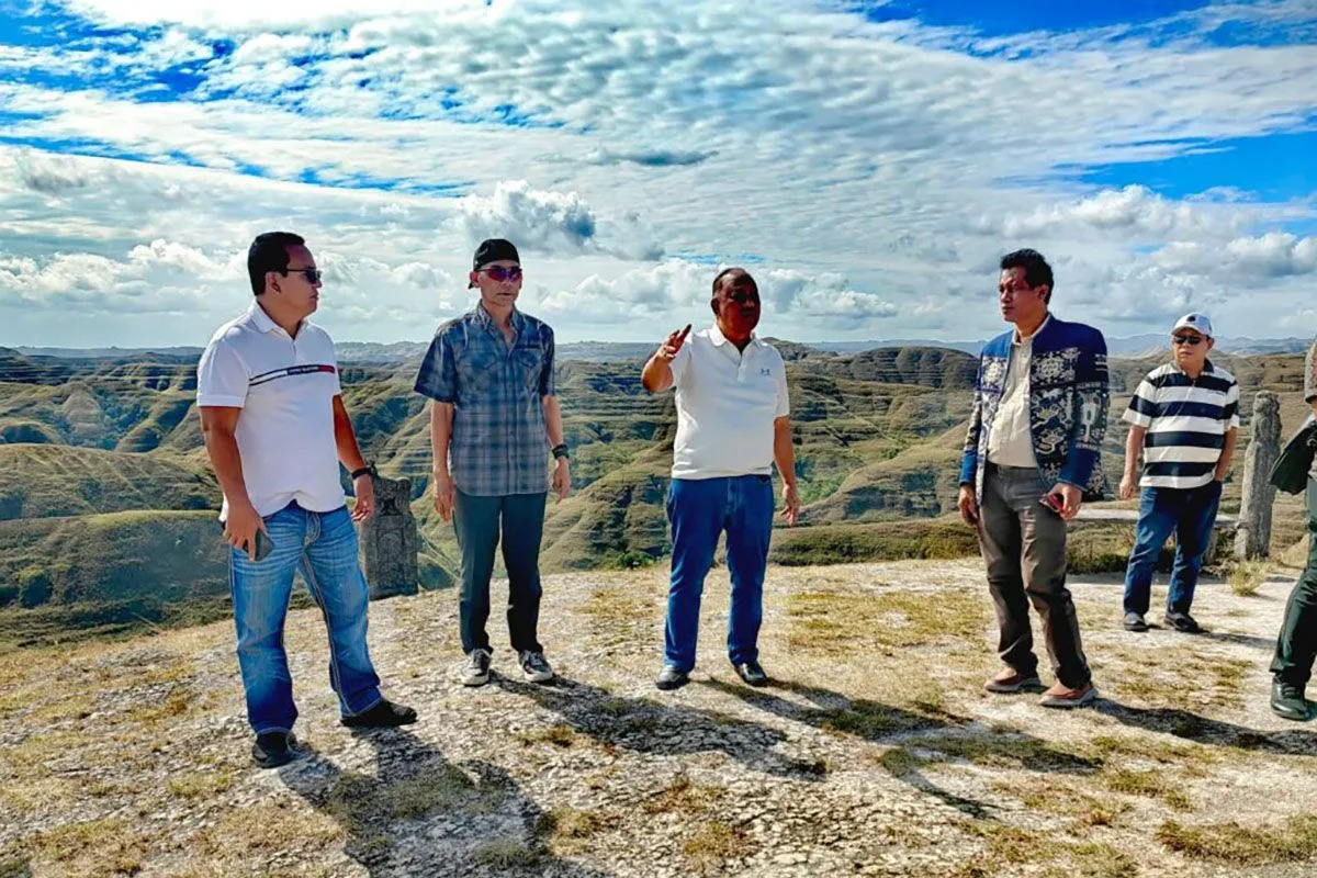Ketua Umum KONI Pusat Marciano Norman (tengah) bersama pemangku kepentingan lainnya saat meninjau venue yang akan digunakan pada PON 2028 di Sumba Timur, Nusa Tenggara Timur, Minggu (19/7/2026)