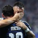 Penyerang tim nasional Argentina Lautaro Martinez (tampak muka) memeluk Lionel Messi merayakan golnya ke gawang Inggris dalam pertandingan semifinal Piala Dunia 2026 di Stadion Mercedes-Benz, Atlanta, Amerika Serikat, Rabu (15/7/2026)