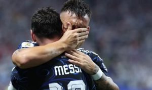 Penyerang tim nasional Argentina Lautaro Martinez (tampak muka) memeluk Lionel Messi merayakan golnya ke gawang Inggris dalam pertandingan semifinal Piala Dunia 2026 di Stadion Mercedes-Benz, Atlanta, Amerika Serikat, Rabu (15/7/2026)