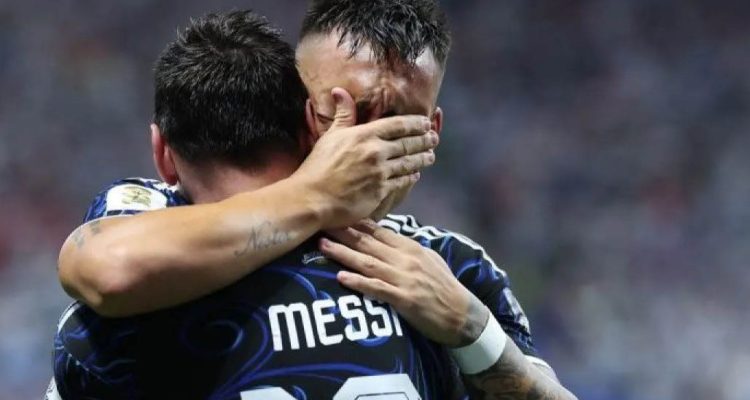 Penyerang tim nasional Argentina Lautaro Martinez (tampak muka) memeluk Lionel Messi merayakan golnya ke gawang Inggris dalam pertandingan semifinal Piala Dunia 2026 di Stadion Mercedes-Benz, Atlanta, Amerika Serikat, Rabu (15/7/2026)