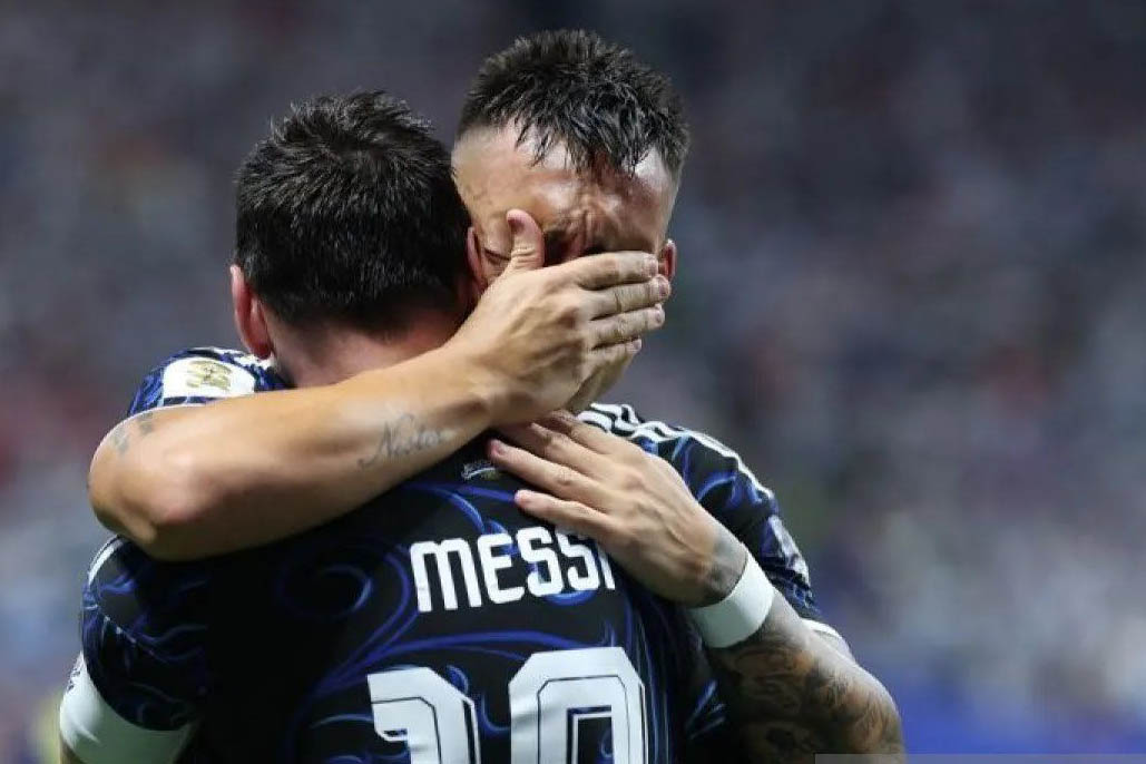 Penyerang tim nasional Argentina Lautaro Martinez (tampak muka) memeluk Lionel Messi merayakan golnya ke gawang Inggris dalam pertandingan semifinal Piala Dunia 2026 di Stadion Mercedes-Benz, Atlanta, Amerika Serikat, Rabu (15/7/2026)