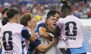Bek Timnas Spanyol Pedro Porro (kedua dari kanan) merayakan gol bersama rekan-rekan setimnya selama pertandingan semifinal antara Prancis dan Spanyol di Piala Dunia FIFA 2026 di Stadion Dallas, Dallas, Amerika Serikat, pada Rabu, 15 Juli 2026.(Foto: Xinhua)