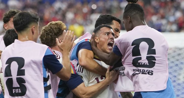 Bek Timnas Spanyol Pedro Porro (kedua dari kanan) merayakan gol bersama rekan-rekan setimnya selama pertandingan semifinal antara Prancis dan Spanyol di Piala Dunia FIFA 2026 di Stadion Dallas, Dallas, Amerika Serikat, pada Rabu, 15 Juli 2026.(Foto: Xinhua)