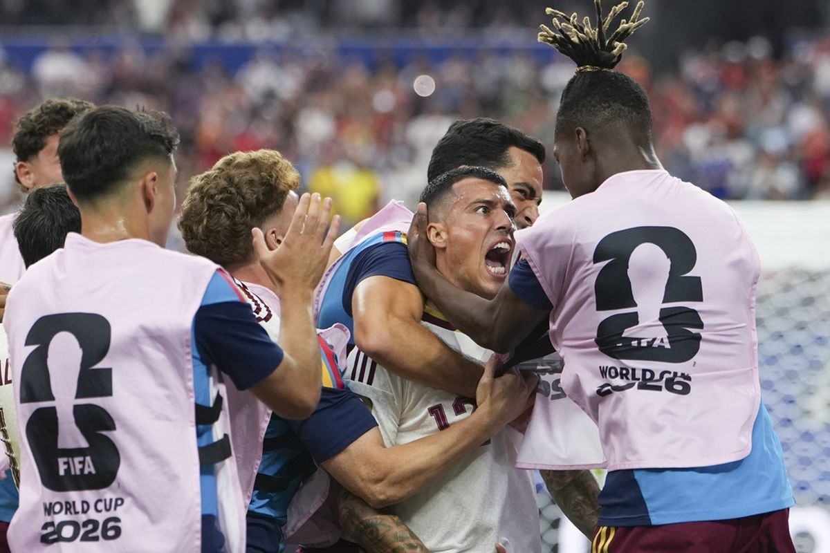 Bek Timnas Spanyol Pedro Porro (kedua dari kanan) merayakan gol bersama rekan-rekan setimnya selama pertandingan semifinal antara Prancis dan Spanyol di Piala Dunia FIFA 2026 di Stadion Dallas, Dallas, Amerika Serikat, pada Rabu, 15 Juli 2026.(Foto: Xinhua)