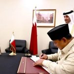 Presiden Prabowo Subianto mengisi dan menandatangani "Book of Condolence" atau buku duka cita di Kedutaan Besar Negara Qatar, Jakarta, Rabu (15/7/2026).