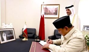 Presiden Prabowo Subianto mengisi dan menandatangani "Book of Condolence" atau buku duka cita di Kedutaan Besar Negara Qatar, Jakarta, Rabu (15/7/2026).