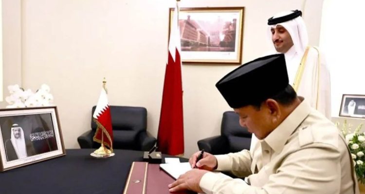 Presiden Prabowo - Sheikh Hamad bin Khalifa Al Thani Presiden Prabowo Subianto mengisi dan menandatangani "Book of Condolence" atau buku duka cita di Kedutaan Besar Negara Qatar, Jakarta, Rabu (15/7/2026).