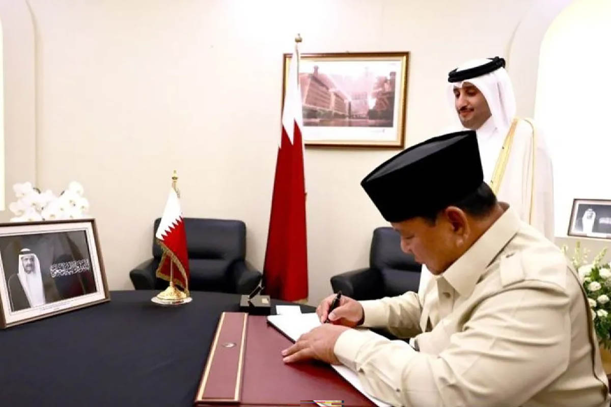 Presiden Prabowo Subianto mengisi dan menandatangani "Book of Condolence" atau buku duka cita di Kedutaan Besar Negara Qatar, Jakarta, Rabu (15/7/2026).