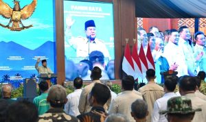 Presiden Prabowo Subianto memberikan pidato usai memimpin panen raya serentak yang digelar di Kabupaten Malang, Provinsi Jawa Timur Menteri dan Kepala Badan Jatuh Sakit