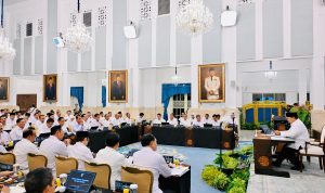 Presiden Prabowo Subianto menggelar Sidang Kabinet Paripurna bersama seluruh jajaran Menteri Kabinet Merah Putih, di Ruang Sidang Kabinet, Istana Kepresidenan Jakarta. Presiden Prabowo Subianto menggelar Sidang Kabinet Paripurna bersama seluruh jajaran Menteri Kabinet Merah Putih, di Ruang Sidang Kabinet, Istana Kepresidenan Jakarta. (Foto: (Sekretariat Presiden RI)