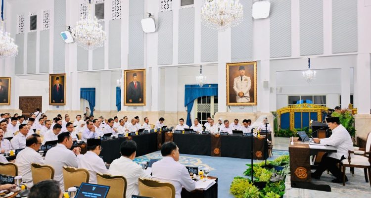 Presiden Prabowo Subianto menggelar Sidang Kabinet Paripurna bersama seluruh jajaran Menteri Kabinet Merah Putih, di Ruang Sidang Kabinet, Istana Kepresidenan Jakarta. (Foto: (Sekretariat Presiden RI)