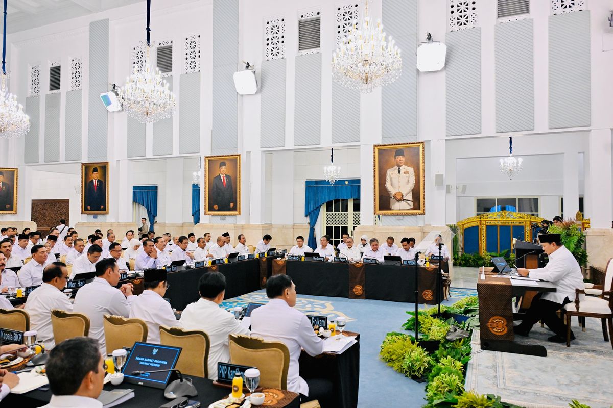Presiden Prabowo Subianto menggelar Sidang Kabinet Paripurna bersama seluruh jajaran Menteri Kabinet Merah Putih, di Ruang Sidang Kabinet, Istana Kepresidenan Jakarta. (Foto: (Sekretariat Presiden RI)