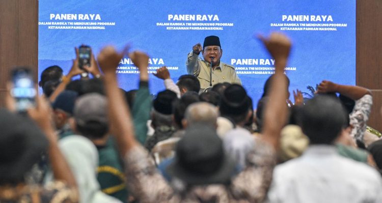 Presiden Prabowo Subianto menyampaikan sambutan saat meresmikan panen raya tebu di kawasan Lanud Abdulrachman Saleh, Kabupaten Malang, Jawa Timur, Jumat (17/7/2026).