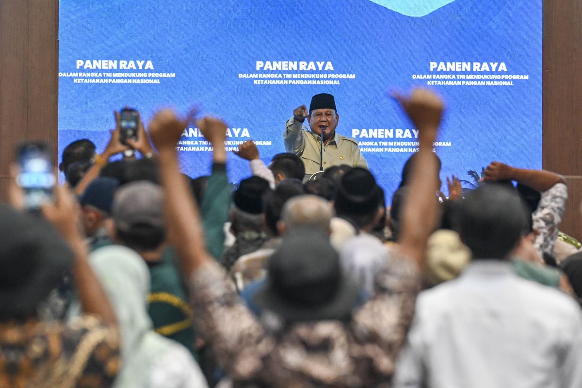 Presiden Prabowo Subianto menyampaikan sambutan saat meresmikan panen raya tebu di kawasan Lanud Abdulrachman Saleh, Kabupaten Malang, Jawa Timur, Jumat (17/7/2026).