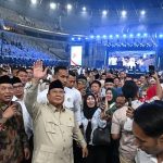 Presiden Prabowo Subianto menyapa para pengurus koperasi dari berbagai daerah Indonesia saat menghadiri acara puncak peringatan Hari Koperasi Nasional Ke-79 Tahun 2026 di Indonesia Arena, Jakarta, Minggu (12/7/2026).