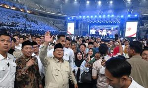 Presiden Prabowo-koperasi Presiden Prabowo Subianto menyapa para pengurus koperasi dari berbagai daerah Indonesia saat menghadiri acara puncak peringatan Hari Koperasi Nasional Ke-79 Tahun 2026 di Indonesia Arena, Jakarta, Minggu (12/7/2026).