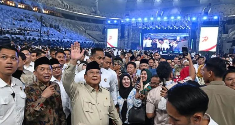 Presiden Prabowo Subianto menyapa para pengurus koperasi dari berbagai daerah Indonesia saat menghadiri acara puncak peringatan Hari Koperasi Nasional Ke-79 Tahun 2026 di Indonesia Arena, Jakarta, Minggu (12/7/2026).