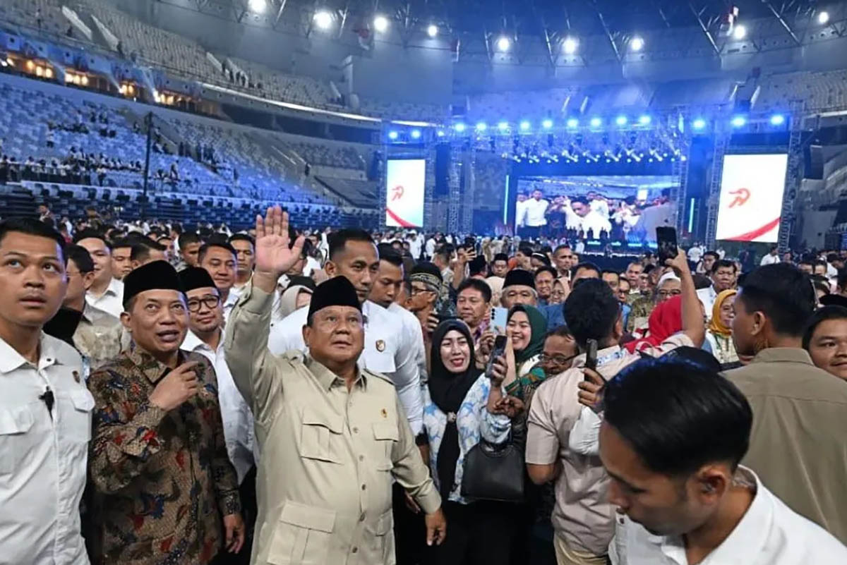 Presiden Prabowo Subianto menyapa para pengurus koperasi dari berbagai daerah Indonesia saat menghadiri acara puncak peringatan Hari Koperasi Nasional Ke-79 Tahun 2026 di Indonesia Arena, Jakarta, Minggu (12/7/2026).