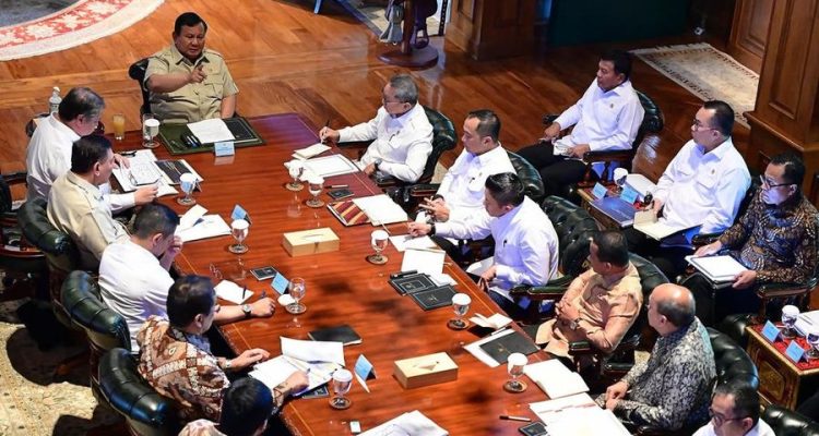 Presiden Prabowo menginstruksikan pemberian harga khusus bahan bakar minyak BBM sebesar Rp. 15.000 per-liter bagi nelayan