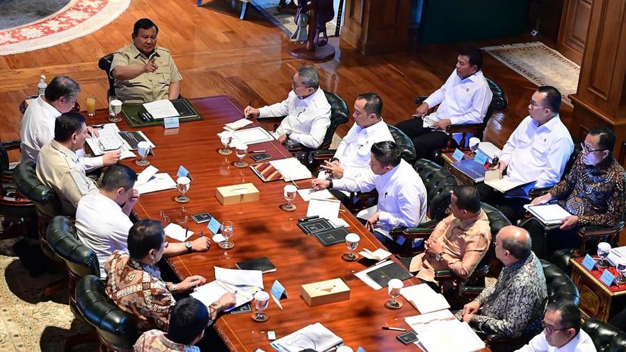 Presiden Prabowo menginstruksikan pemberian harga khusus bahan bakar minyak BBM sebesar Rp. 15.000 per-liter bagi nelayan