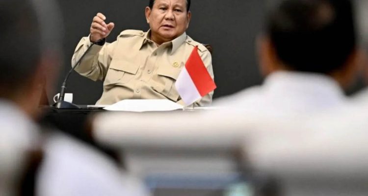 Presiden Prabowo Subianto memimpin rapat terbatas mengenai Koperasi Desa/Kelurahan Merah Putih (KDKMP) dan program Makan Bergizi Gratis (MBG) di Istana Kepresidenan RI, Jakarta, Rabu (15/7/2026).
