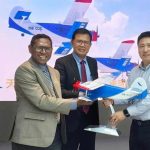 Senator Pdt. David Harold Waromi bersama Prof. J.W. Saputro, dosen Universitas Pertahanan RI, menerima bingkisan Drone HY-100 Mini dari pimpinan perusahaan teknologi dirgantara asal China, Ursa Aeronautical Technology (UAT) Co., Ltd.