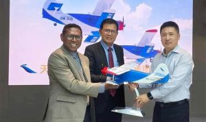 Senator Pdt. David Harold Waromi bersama Prof. J.W. Saputro, dosen Universitas Pertahanan RI, menerima bingkisan Drone HY-100 Mini dari pimpinan perusahaan teknologi dirgantara asal China, Ursa Aeronautical Technology (UAT) Co., Ltd.