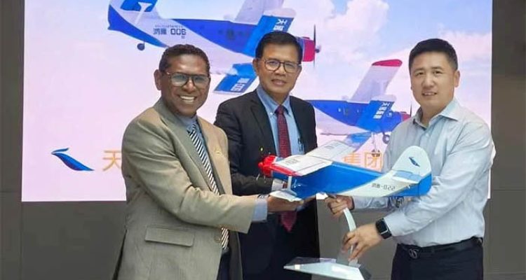 Senator Pdt. David Harold Waromi bersama Prof. J.W. Saputro, dosen Universitas Pertahanan RI, menerima bingkisan Drone HY-100 Mini dari pimpinan perusahaan teknologi dirgantara asal China, Ursa Aeronautical Technology (UAT) Co., Ltd.