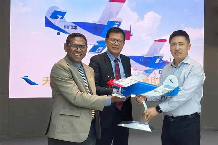 Senator Pdt. David Harold Waromi bersama Prof. J.W. Saputro, dosen Universitas Pertahanan RI, menerima bingkisan Drone HY-100 Mini dari pimpinan perusahaan teknologi dirgantara asal China, Ursa Aeronautical Technology (UAT) Co., Ltd.
