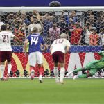 Kiper Timnas Perancis Mike Maignan (kanan pertama) gagal melakukan penyelamatan selama pertandingan semifinal antara Perancis vs Spanyol di Piala Dunia FIFA 2026 di Stadion Dallas, Dallas, Amerika Serikat, Rabu (15/7/2026) dini hari WIB.(Foto: Xinhua)