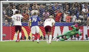 Kiper Timnas Perancis Mike Maignan (kanan pertama) gagal melakukan penyelamatan selama pertandingan semifinal antara Perancis vs Spanyol di Piala Dunia FIFA 2026 di Stadion Dallas, Dallas, Amerika Serikat, Rabu (15/7/2026) dini hari WIB.(Foto: Xinhua)