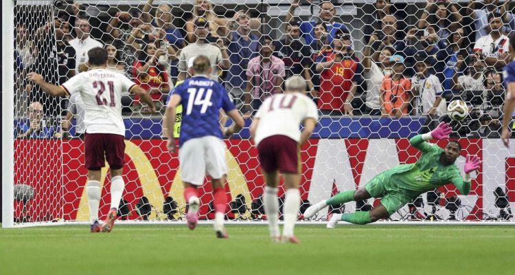 Kiper Timnas Perancis Mike Maignan (kanan pertama) gagal melakukan penyelamatan selama pertandingan semifinal antara Perancis vs Spanyol di Piala Dunia FIFA 2026 di Stadion Dallas, Dallas, Amerika Serikat, Rabu (15/7/2026) dini hari WIB.(Foto: Xinhua)