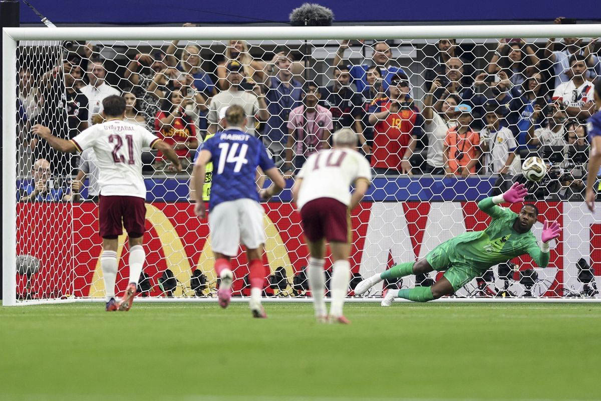 Kiper Timnas Perancis Mike Maignan (kanan pertama) gagal melakukan penyelamatan selama pertandingan semifinal antara Perancis vs Spanyol di Piala Dunia FIFA 2026 di Stadion Dallas, Dallas, Amerika Serikat, Rabu (15/7/2026) dini hari WIB.(Foto: Xinhua)
