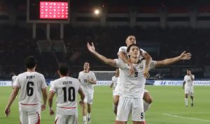 Pesepak bola timnas Indonesia Mitchell Lee Baker melakukan selebrasi usai mencetak gol saat melawan Kamboja pada laga Grup A Piala AFF 2026 di Stadion Pakansari, Bogor, Senin (27/7/2026), skor 5-1.