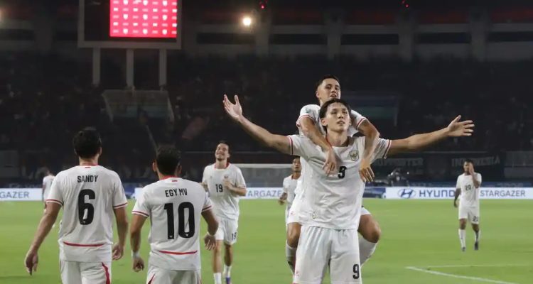 Pesepak bola timnas Indonesia Mitchell Lee Baker melakukan selebrasi usai mencetak gol saat melawan Kamboja pada laga Grup A Piala AFF 2026 di Stadion Pakansari, Bogor, Senin (27/7/2026), skor 5-1.
