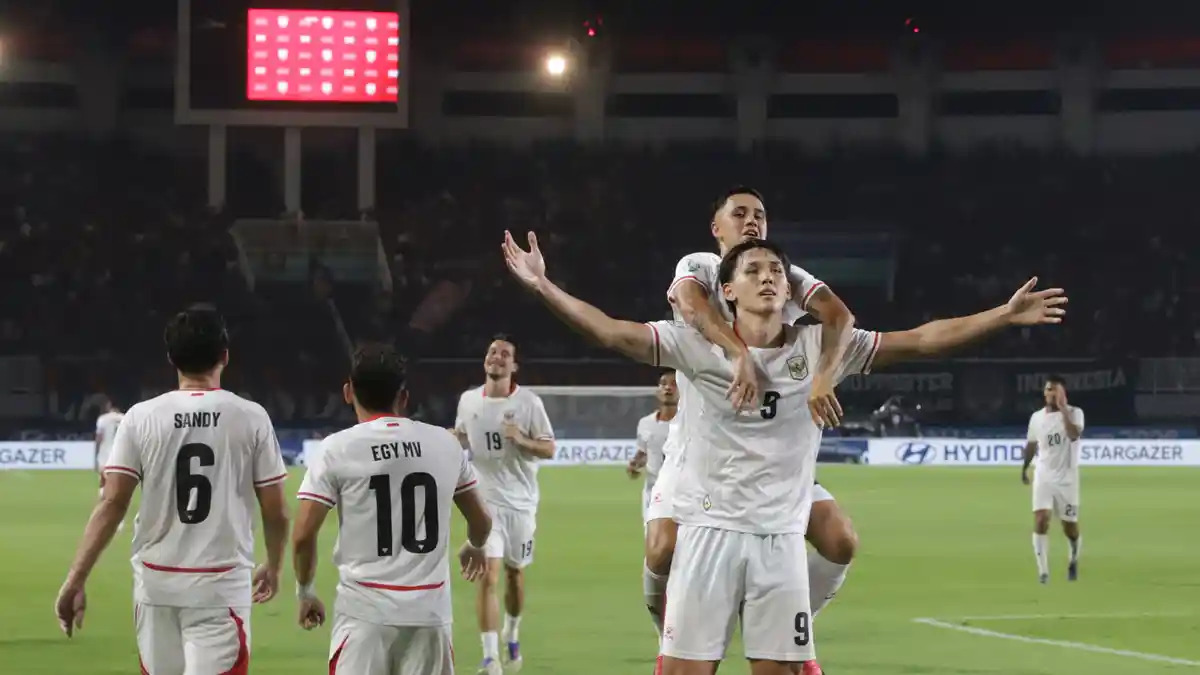 Pesepak bola timnas Indonesia Mitchell Lee Baker melakukan selebrasi usai mencetak gol saat melawan Kamboja pada laga Grup A Piala AFF 2026 di Stadion Pakansari, Bogor, Senin (27/7/2026), skor 5-1.
