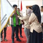 Ayuni Nur Siami Pimpin Tani Merdeka Ketum Umum DPN Tani Merdeka Indonesia Don Muzakir menyerahkan pataka ke Ayuni Nur Siami Ketua DPD Tani Merdeka Indonesia Kabupaten Boalemo.
