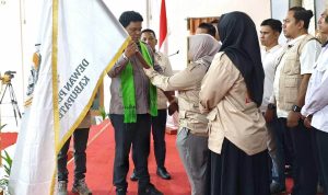 Ketum Umum DPN Tani Merdeka Indonesia Don Muzakir menyerahkan pataka ke Ayuni Nur Siami Ketua DPD Tani Merdeka Indonesia Kabupaten Boalemo.