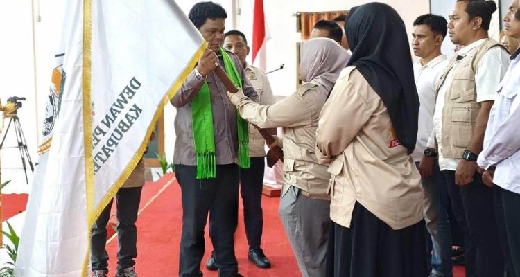 Ketum Umum DPN Tani Merdeka Indonesia Don Muzakir menyerahkan pataka ke Ayuni Nur Siami Ketua DPD Tani Merdeka Indonesia Kabupaten Boalemo.
