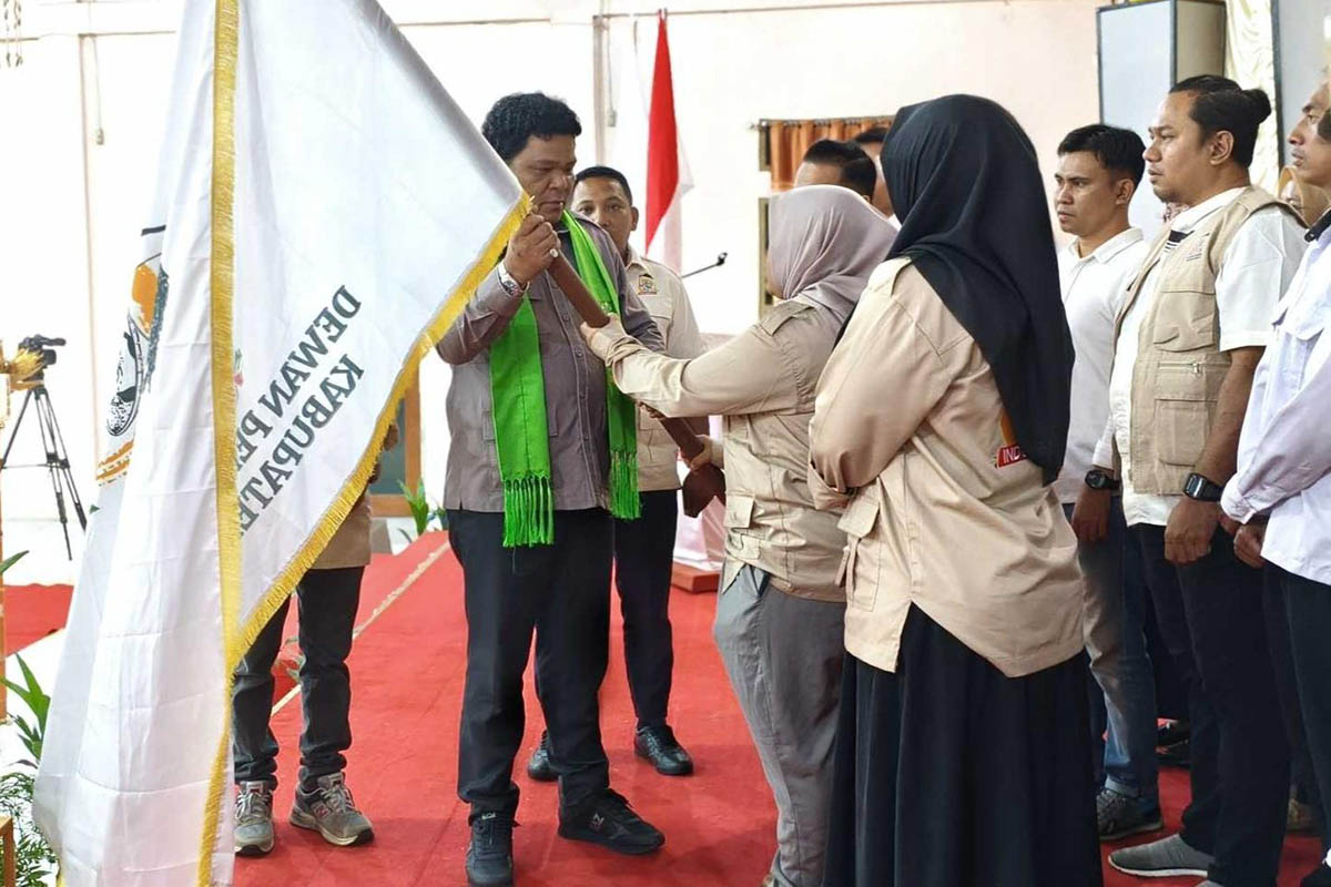 Ketum Umum DPN Tani Merdeka Indonesia Don Muzakir menyerahkan pataka ke Ayuni Nur Siami Ketua DPD Tani Merdeka Indonesia Kabupaten Boalemo.