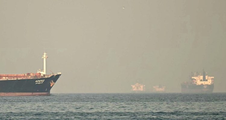 Kapal Qatar di Selat Hormuz