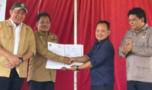 Gubernur Sumatera Selatan Herman Deru dan Ketua Umum DPN Tani Merdeka Indonesia Don Muzakir menyaksikan penyerahan kerja sama antara Universitas Nurul Huda dengan DPW Tani Merdeka Indonesia Provinsi Sumatera Selatan