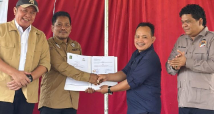 Gubernur Sumatera Selatan Herman Deru dan Ketua Umum DPN Tani Merdeka Indonesia Don Muzakir menyaksikan penyerahan kerja sama antara Universitas Nurul Huda dengan DPW Tani Merdeka Indonesia Provinsi Sumatera Selatan
