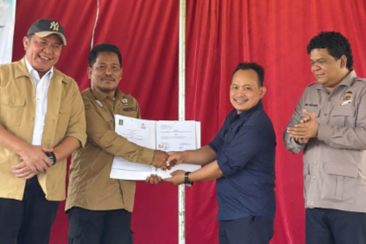Gubernur Sumatera Selatan Herman Deru dan Ketua Umum DPN Tani Merdeka Indonesia Don Muzakir menyaksikan penyerahan kerja sama antara Universitas Nurul Huda dengan DPW Tani Merdeka Indonesia Provinsi Sumatera Selatan