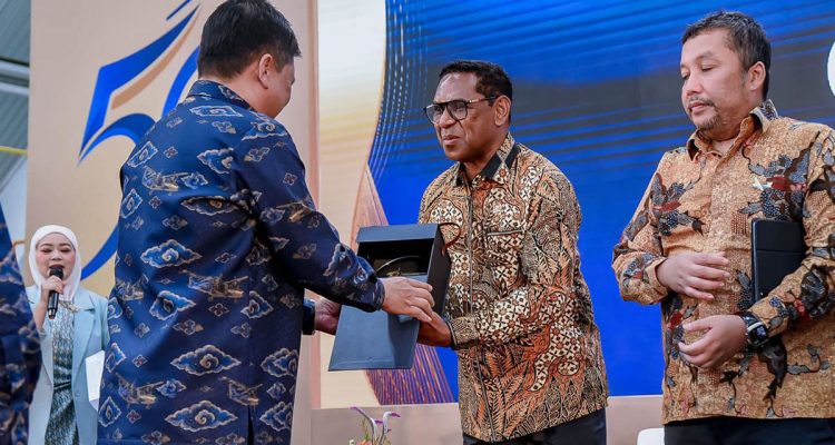 Pdt. David Harold Waromi Anggota DPD RI dari daerah pemilihan Papua.