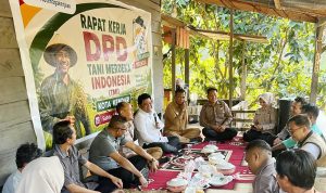 Don Muzakir Ketua Umum DPN Tani Merdeka Indonesia bertemu dengan kelompok tani nangah-nangah, Kendari, Sulawesi Tenggara.