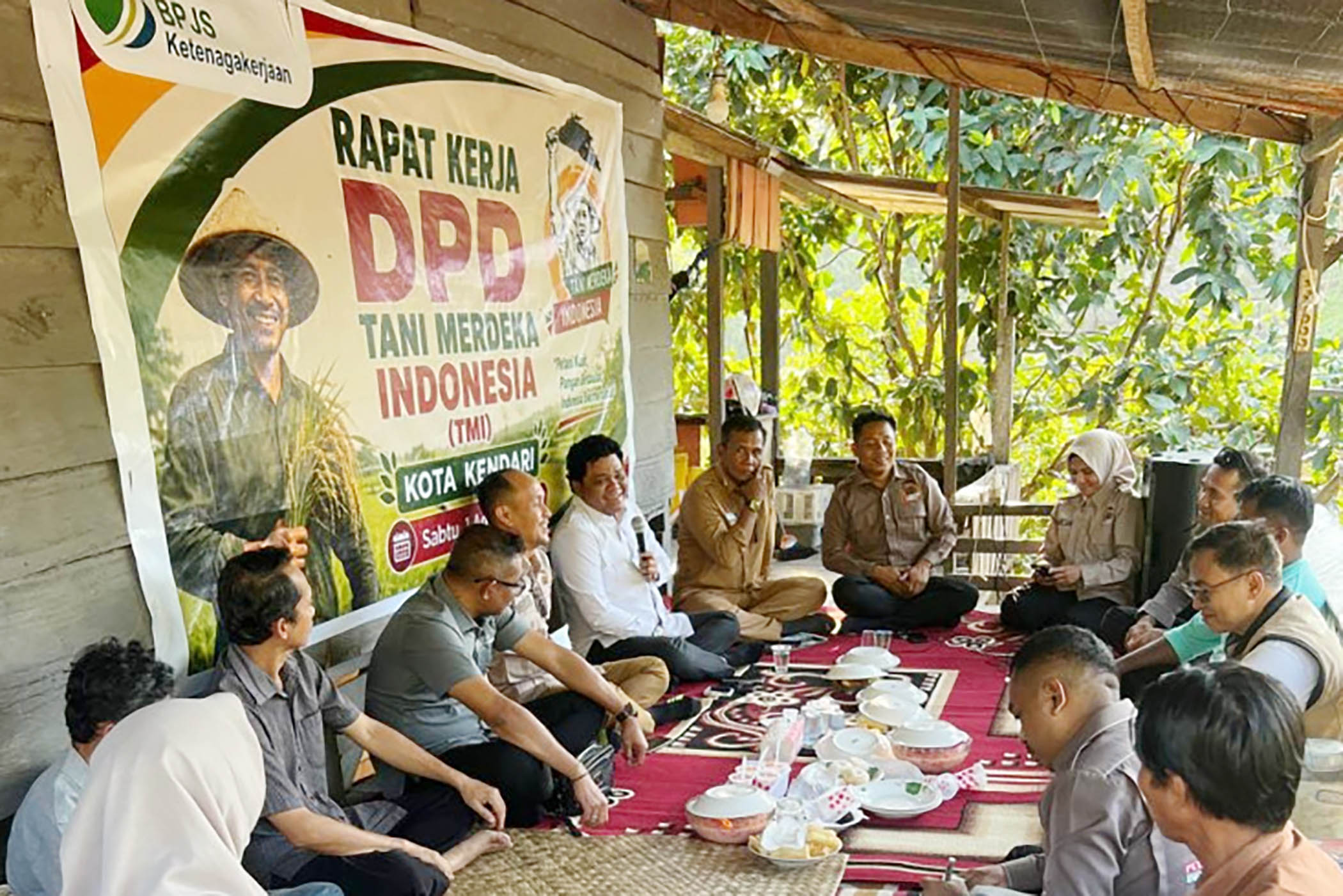 Don Muzakir Ketua Umum DPN Tani Merdeka Indonesia bertemu dengan kelompok tani nangah-nangah, Kendari, Sulawesi Tenggara.