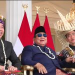 Presiden Prabowo bersama Jokowi Presiden Prabowo Subianto duduk diapit Presiden ke-7 Jokowi dan Wapres Gibran Rakabuming Raka di Istana, Jakarta, Senin (17/8/2026). (Dok. YouTube Setpres)