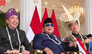 Presiden Prabowo bersama Jokowi Presiden Prabowo Subianto duduk diapit Presiden ke-7 Jokowi dan Wapres Gibran Rakabuming Raka di Istana, Jakarta, Senin (17/8/2026). (Dok. YouTube Setpres)